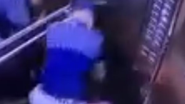 jovem sendo espancada