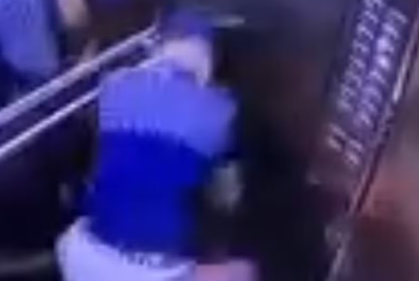 jovem sendo espancada