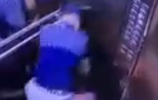 jovem sendo espancada