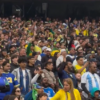 Torcida puxa coro por Neymar durante derrota do Brasil para a França
