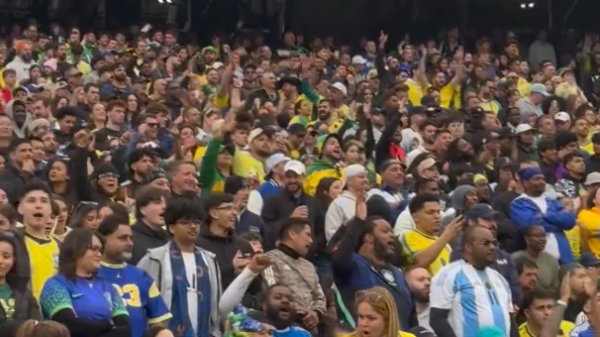 Torcida puxa coro por Neymar durante derrota do Brasil para a França