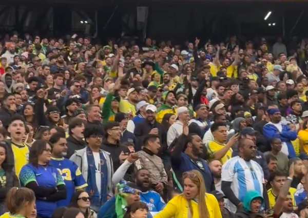Torcida puxa coro por Neymar durante derrota do Brasil para a França