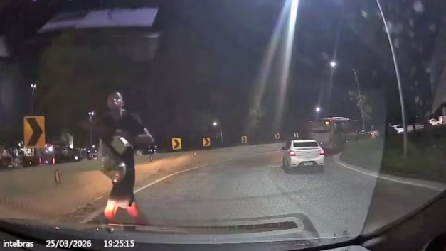 Vídeo mostra momento em que falso ambulante saca arma e assalta motorista na Avenida Brasil