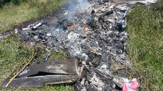 Queda de avião de pequeno porte deixa dois mortos em área de mata no interior do RJ