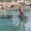 Neymar por lago em mansão em Mangaratiba
