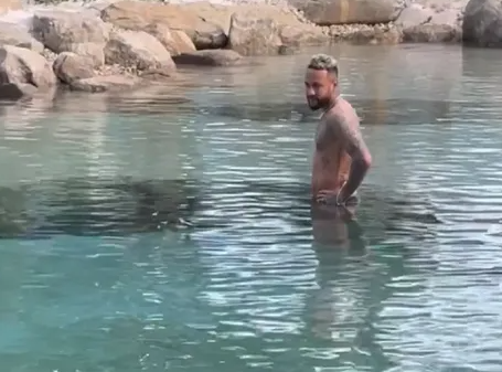 Neymar por lago em mansão em Mangaratiba