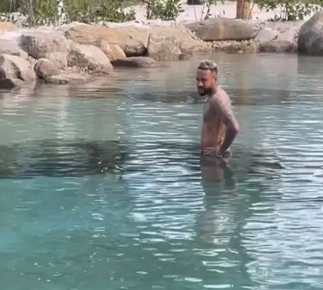 Neymar por lago em mansão em Mangaratiba