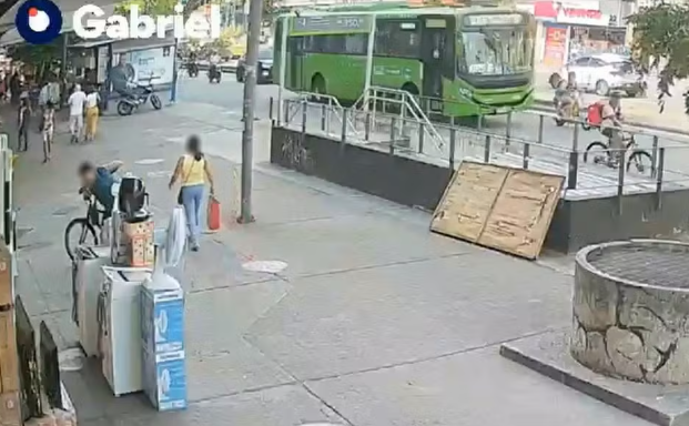 Vídeo mostra mãe e filho sendo atropelados por ônibus na Tijuca