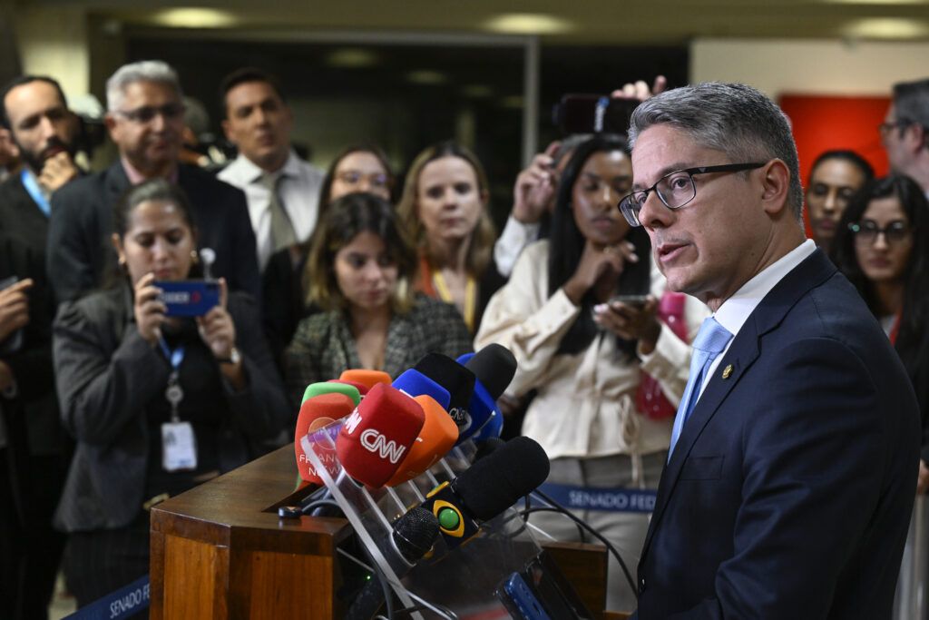 “Atravessou a rua para proteger ministros”: Alessandro Vieira rebate ataques de Gilmar Mendes e acusa Governo Lula de interferir na CPI