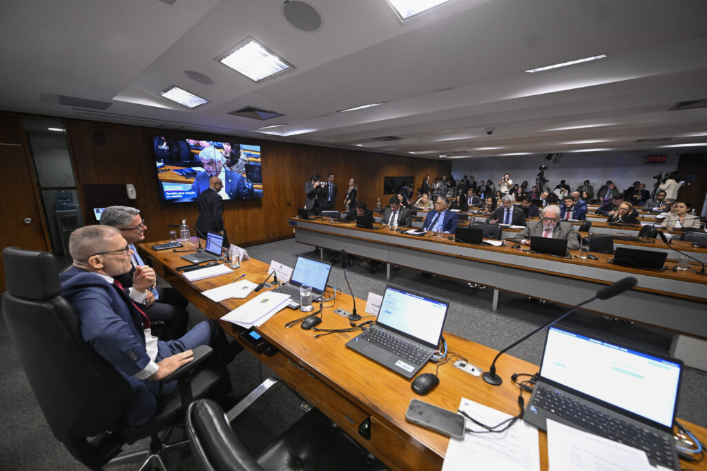 Com ajuda do governo, relatório da CPI do Crime Organizado que pedia indiciamento de ministros do STF é rejeitado