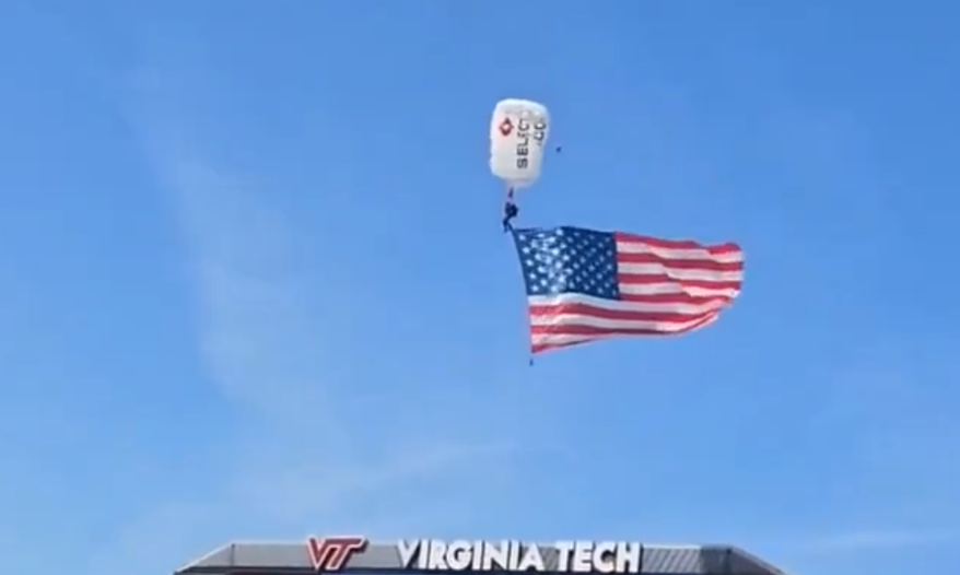 O momento em que paraquedista atinge telão de estádio e assusta torcedores nos EUA