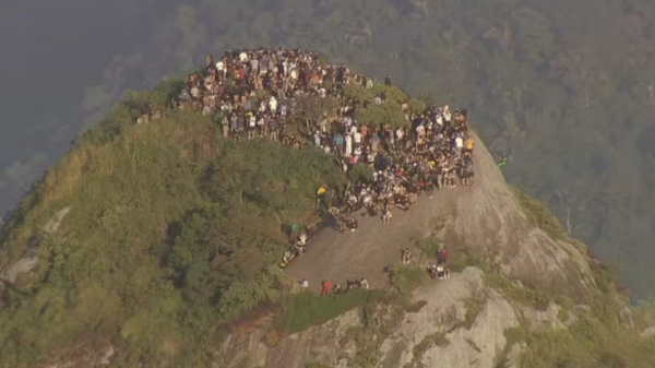 VÍDEO: 200 turistas ficam ilhados no Morro Dois Irmãos durante operação no Vidigal