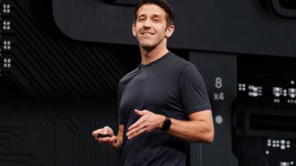 Quem é John Ternus, escolhido para ser o novo CEO da Apple, substituindo Tim Cook