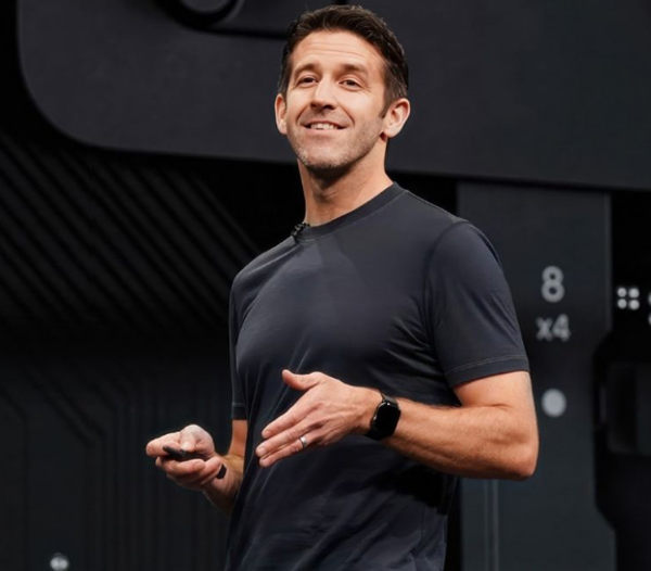 Quem é John Ternus, escolhido para ser o novo CEO da Apple, substituindo Tim Cook