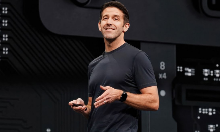 Quem é John Ternus, escolhido para ser o novo CEO da Apple, substituindo Tim Cook