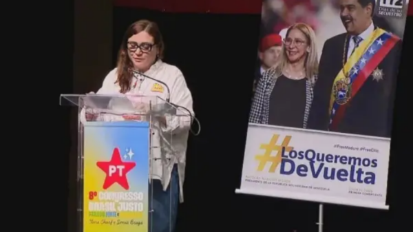 Flávio Bolsonaro critica banner do PT que pede volta de Maduro à Venezuela