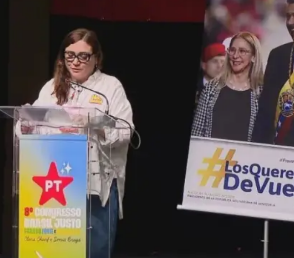 Flávio Bolsonaro critica banner do PT que pede volta de Maduro à Venezuela