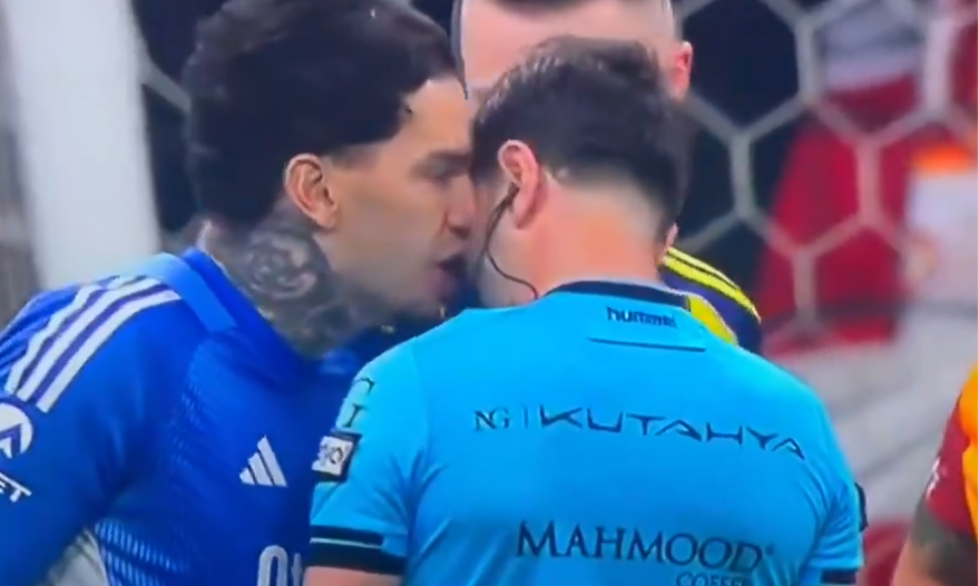 Goleiro brasileiro Ederson perde a cabeça: veja da expulsão ao soco no VAR na Turquia