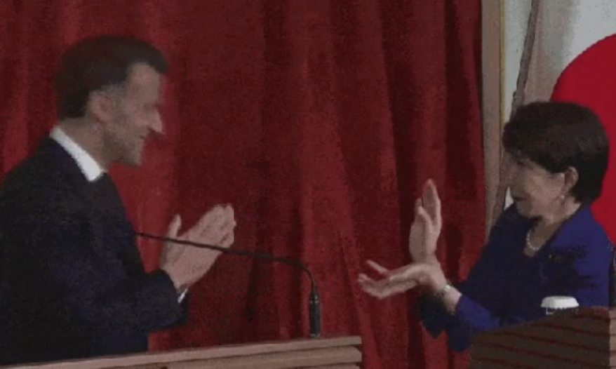 VÍDEO: Primeira-ministra do Japão imita golpe de Dragon Ball com Macron