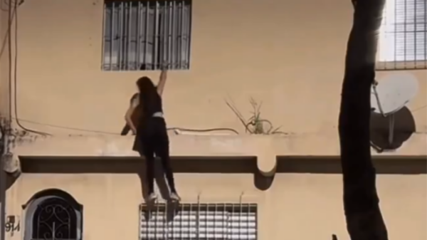 mulher picha e apanha