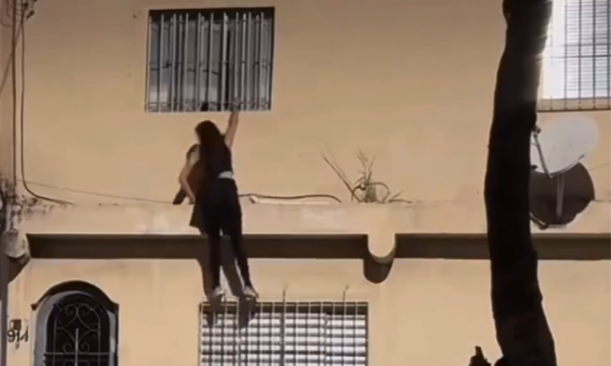 VÍDEO: Mulher picha prédio, é flagrada por morador e final surpreende