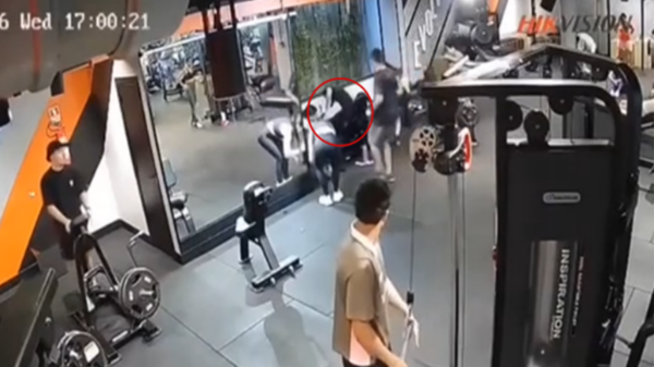 jovem joelhos academia