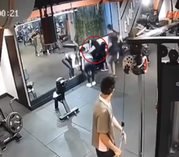 jovem joelhos academia