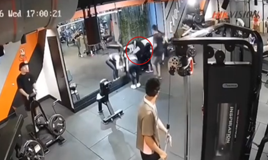 jovem joelhos academia