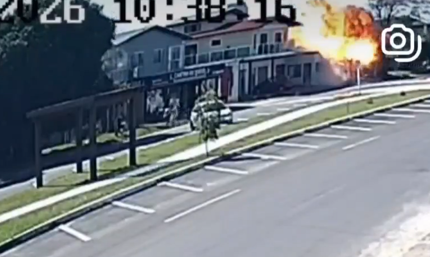 Veja o momento em que avião atinge restaurante em Capão da Canoa (RS)