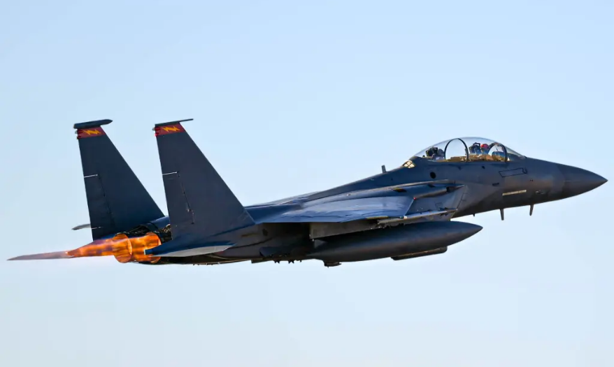 Como piloto americano gravemente ferido escalou montanha e fugiu de caçadores de recompensa no Irã por 36 horas