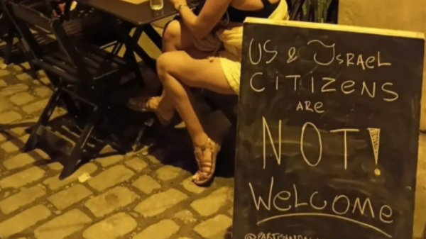Procon multa bar no Rio por placa discriminatória contra americanos e israelenses