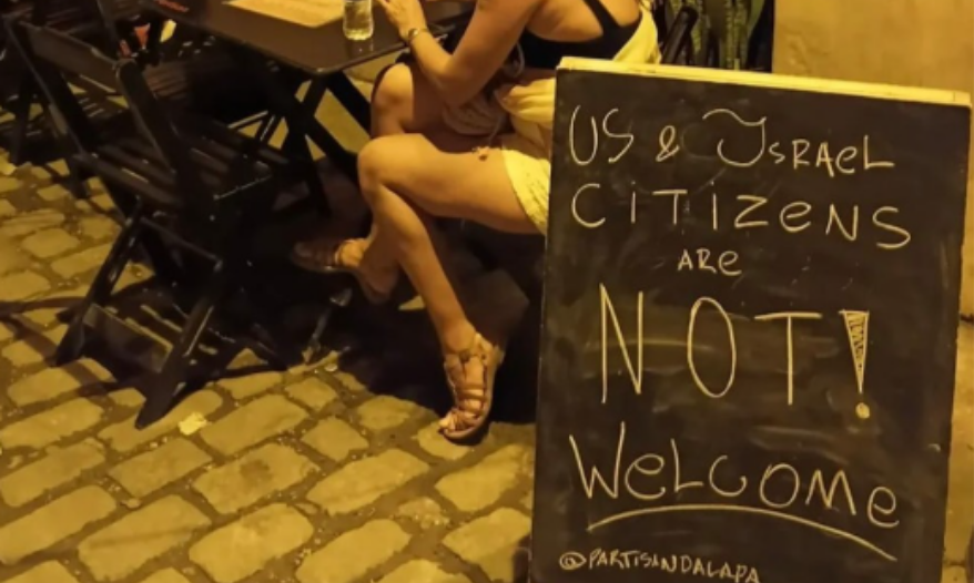 Procon multa bar no Rio por placa discriminatória contra americanos e israelenses