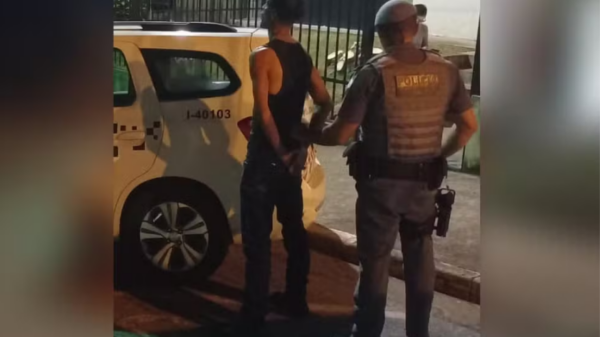 Homem é preso após agredir a própria mãe com agulha de crochê durante briga em SP