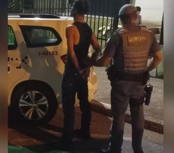 Homem é preso após agredir a própria mãe com agulha de crochê durante briga em SP