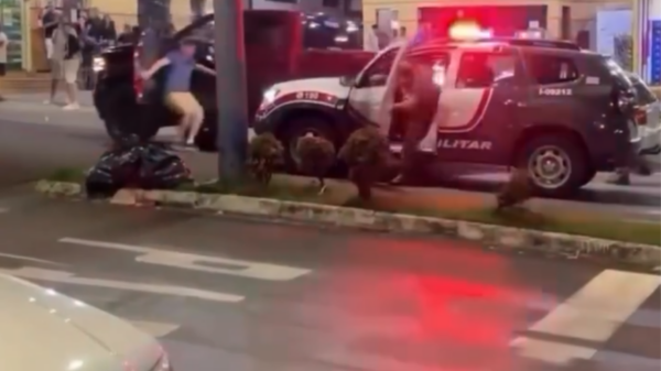 VÍDEO: Tentou ostentar nas manobras e acabou batendo na viatura da PM em Quatá (SP)