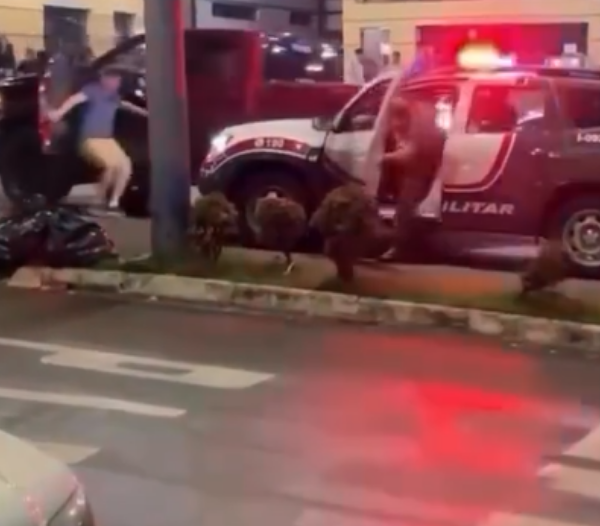 VÍDEO: Tentou ostentar nas manobras e acabou batendo na viatura da PM em Quatá (SP)