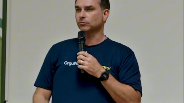 Flávio Bolsonaro critica Lula na Agrishow