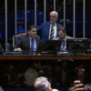 Vídeo flagra Alcolumbre cochichando e prevendo derrota de Messias ao pé do ouvido de Jaques Wagner