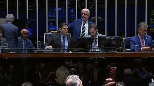 Vídeo flagra Alcolumbre cochichando e prevendo derrota de Messias ao pé do ouvido de Jaques Wagner