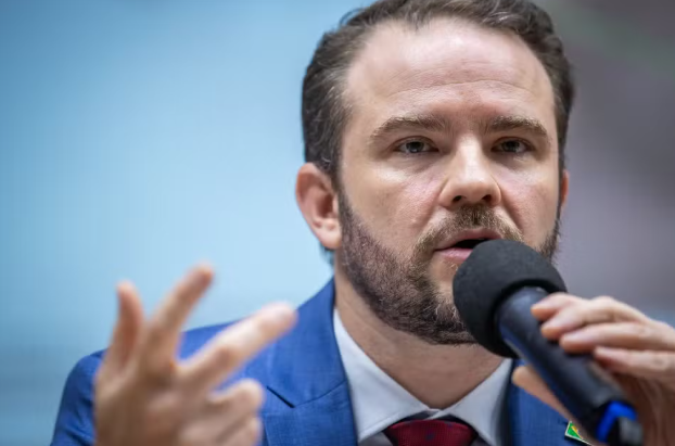 Governo Lula avalia liberar saque do FGTS para famílias quitarem dívidas