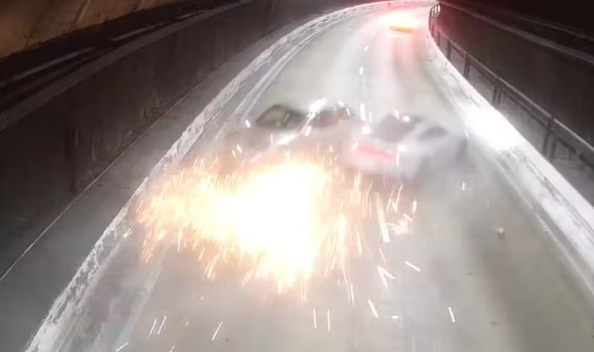 Vídeo mostra o momento em que Porsche em alta velocidade destrói Palio em túnel de SP