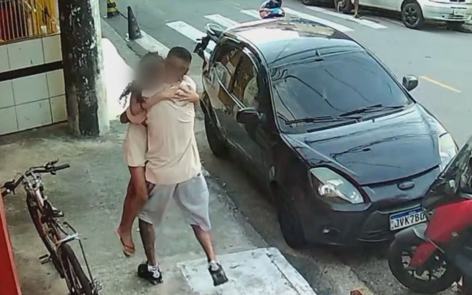 VÍDEO: Pai abraça filha segundos após escapar de carro que matou duas crianças