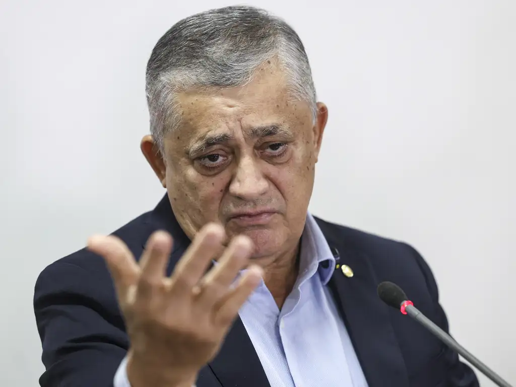 Ministro de Lula defende endividar o “Brasil para salvar a economia popular”