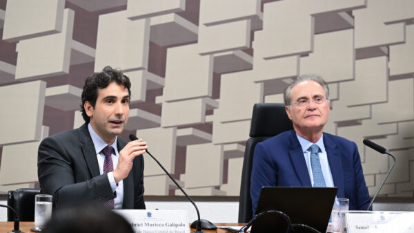 presidente do Banco Central do Brasil, Gabriel Galípolo; presidente da CAE, senador Renan Calheiros (MDB-AL).