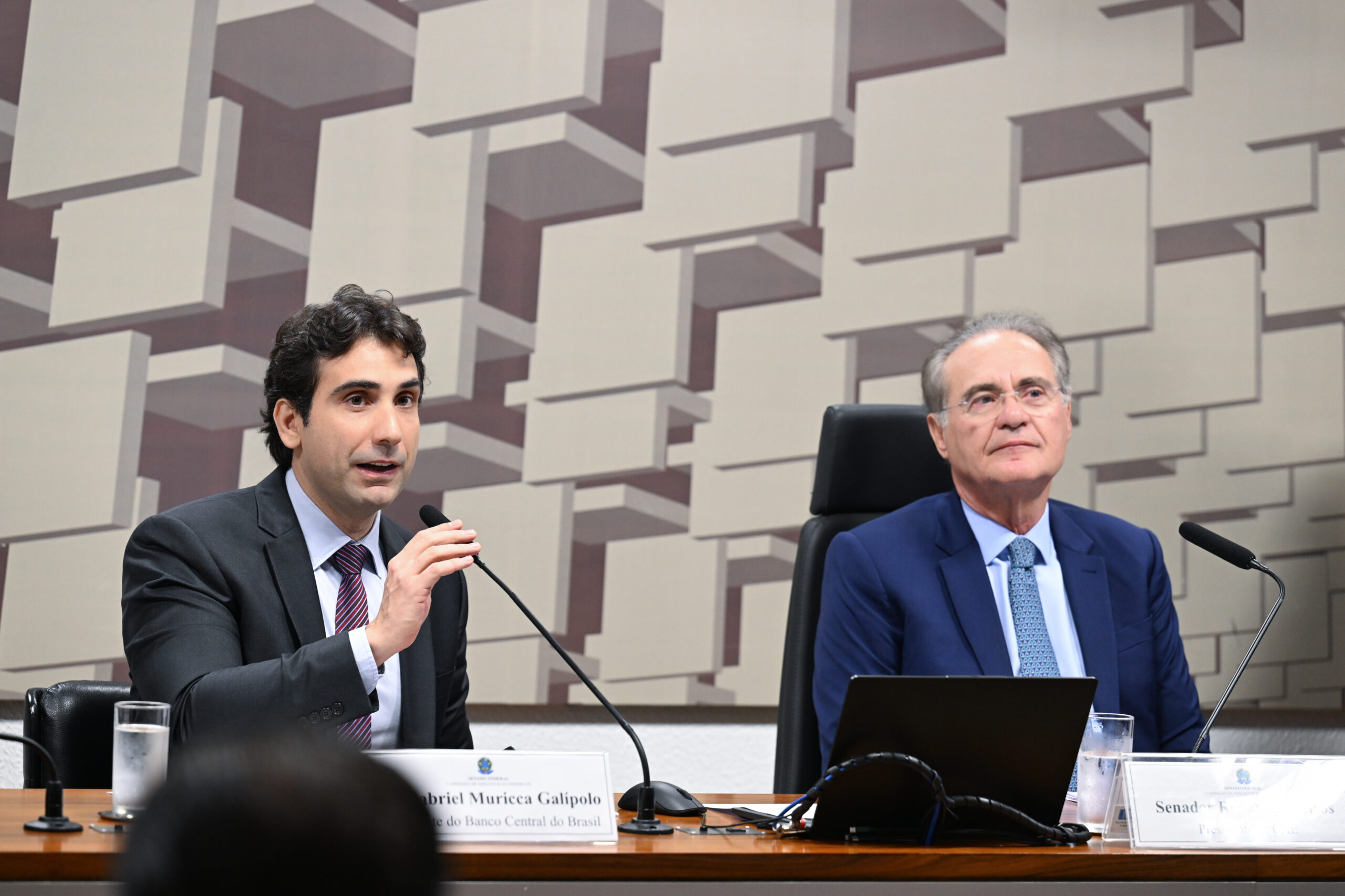 presidente do Banco Central do Brasil, Gabriel Galípolo; presidente da CAE, senador Renan Calheiros (MDB-AL).