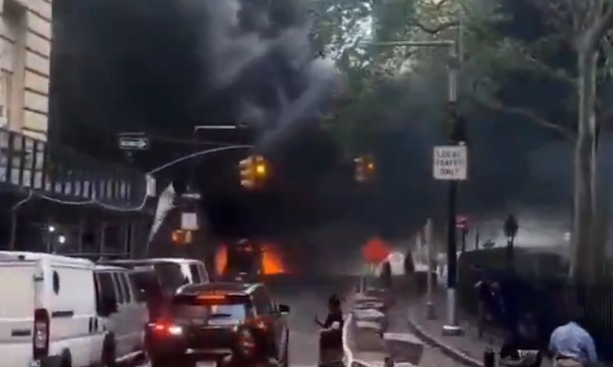 Carro explode em Nova York perto do touro de Wall Street e causa pânico; assista!