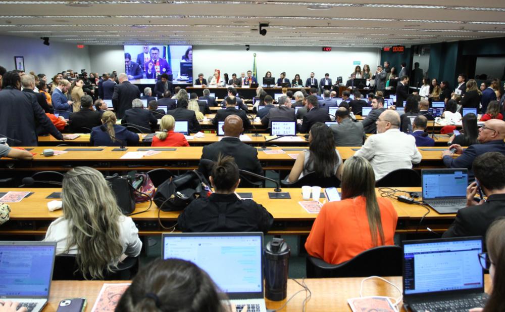 Pesquisa revela quem o brasileiro vê como responsável pela PEC que põe fim à escala 6×1