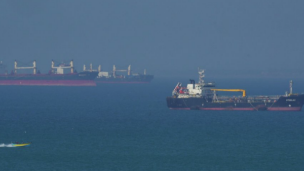 Irã ataca navio cargueiro no Estreito de Ormuz e desafia bloqueio dos EUA