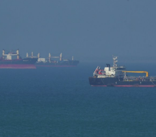 Irã ataca navio cargueiro no Estreito de Ormuz e desafia bloqueio dos EUA