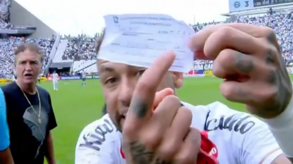 Erro grotesco da arbitragem força saída de Neymar